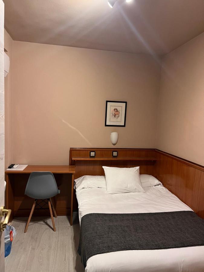 Single Room,1354110590:JPEG